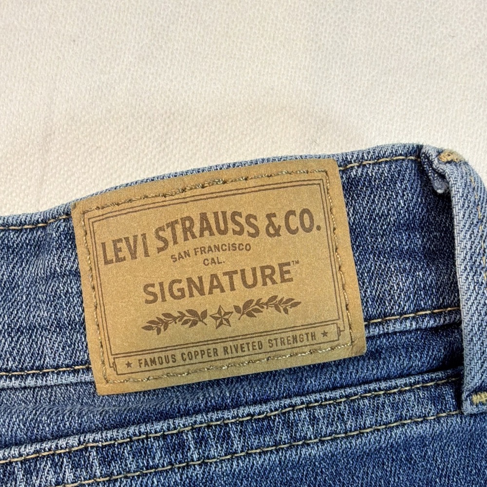 Levi Strauss Signature Women's 8 Mid-Rise Straight Stretch Medium Wash Classic - Picture 7 of 15